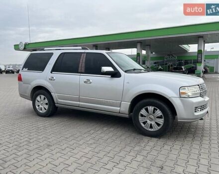 Сірий Лінкольн Navigator, об'ємом двигуна 5.41 л та пробігом 308 тис. км за 18500 $, фото 4 на Automoto.ua