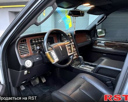 Сірий Лінкольн Navigator, об'ємом двигуна 5.4 л та пробігом 250 тис. км за 18000 $, фото 6 на Automoto.ua