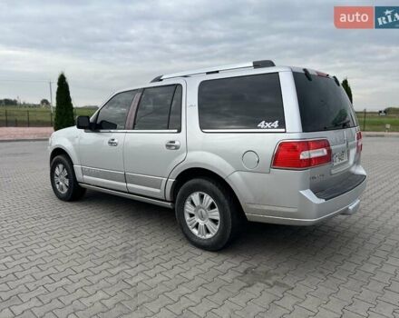 Сірий Лінкольн Navigator, об'ємом двигуна 5.41 л та пробігом 308 тис. км за 18500 $, фото 7 на Automoto.ua