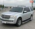 Сірий Лінкольн Navigator, об'ємом двигуна 5.41 л та пробігом 308 тис. км за 18500 $, фото 2 на Automoto.ua