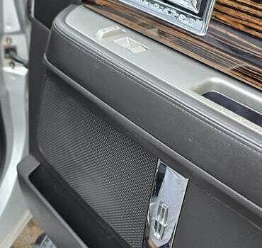 Сірий Лінкольн Navigator, об'ємом двигуна 5.4 л та пробігом 192 тис. км за 19800 $, фото 16 на Automoto.ua