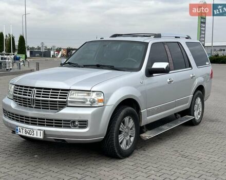 Сірий Лінкольн Navigator, об'ємом двигуна 5.41 л та пробігом 308 тис. км за 18500 $, фото 1 на Automoto.ua