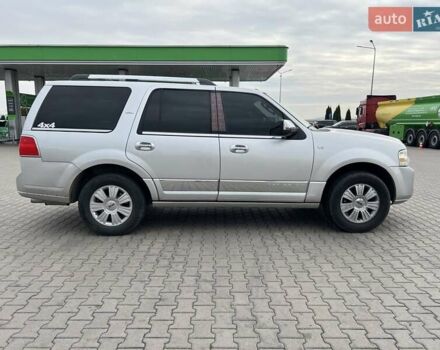 Сірий Лінкольн Navigator, об'ємом двигуна 5.41 л та пробігом 308 тис. км за 18500 $, фото 5 на Automoto.ua
