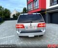 Сірий Лінкольн Navigator, об'ємом двигуна 5.4 л та пробігом 250 тис. км за 18000 $, фото 4 на Automoto.ua