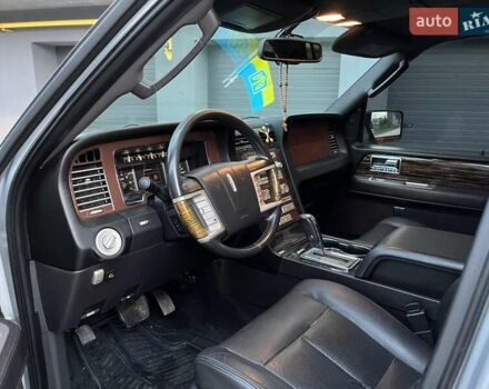 Сірий Лінкольн Navigator, об'ємом двигуна 5.41 л та пробігом 308 тис. км за 18500 $, фото 13 на Automoto.ua