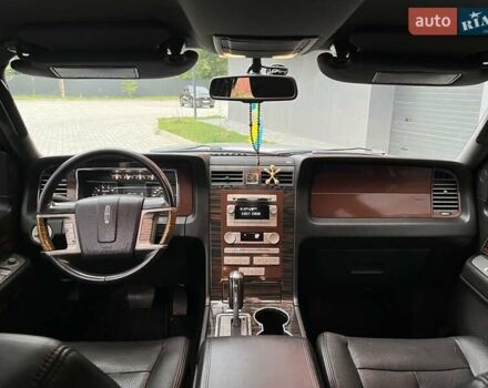 Сірий Лінкольн Navigator, об'ємом двигуна 5.41 л та пробігом 308 тис. км за 18500 $, фото 11 на Automoto.ua