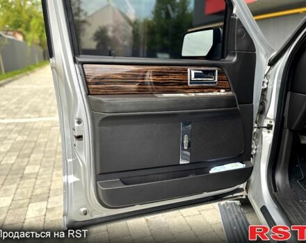 Сірий Лінкольн Navigator, об'ємом двигуна 5.4 л та пробігом 250 тис. км за 18000 $, фото 7 на Automoto.ua