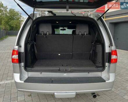 Сірий Лінкольн Navigator, об'ємом двигуна 5.41 л та пробігом 308 тис. км за 18500 $, фото 17 на Automoto.ua