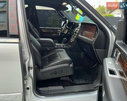 Сірий Лінкольн Navigator, об'ємом двигуна 5.41 л та пробігом 308 тис. км за 18500 $, фото 14 на Automoto.ua
