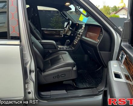 Сірий Лінкольн Navigator, об'ємом двигуна 5.4 л та пробігом 250 тис. км за 18000 $, фото 9 на Automoto.ua