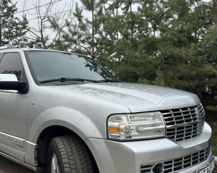 Сірий Лінкольн Navigator, об'ємом двигуна 5.4 л та пробігом 192 тис. км за 19800 $, фото 9 на Automoto.ua