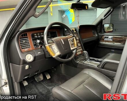 Сірий Лінкольн Navigator, об'ємом двигуна 5.4 л та пробігом 250 тис. км за 18000 $, фото 8 на Automoto.ua