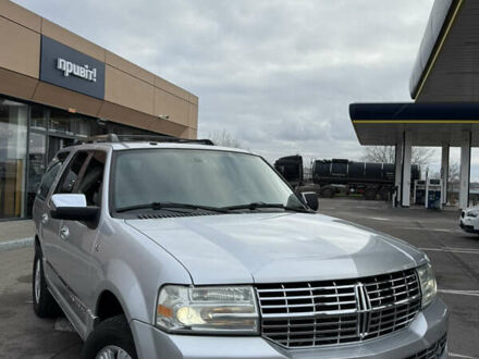 Сірий Лінкольн Navigator, об'ємом двигуна 5.41 л та пробігом 192 тис. км за 19900 $, фото 1 на Automoto.ua