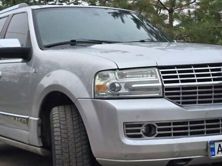 Сірий Лінкольн Navigator, об'ємом двигуна 5.4 л та пробігом 192 тис. км за 19800 $, фото 1 на Automoto.ua