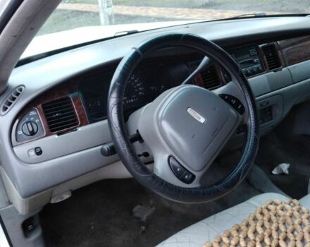 Белый Линкольн Таун Кар, объемом двигателя 4.6 л и пробегом 126 тыс. км за 3800 $, фото 3 на Automoto.ua