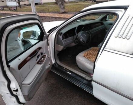 Белый Линкольн Таун Кар, объемом двигателя 4.6 л и пробегом 126 тыс. км за 3800 $, фото 2 на Automoto.ua