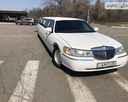 Білий Лінкольн Town Car, об'ємом двигуна 4.6 л та пробігом 200 тис. км за 8000 $, фото 3 на Automoto.ua