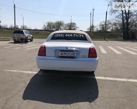 Білий Лінкольн Town Car, об'ємом двигуна 4.6 л та пробігом 200 тис. км за 8000 $, фото 11 на Automoto.ua