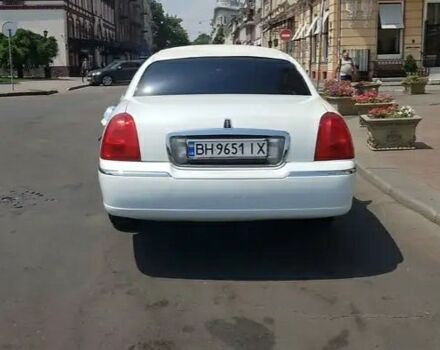 Белый Линкольн Таун Кар, объемом двигателя 4.6 л и пробегом 150 тыс. км за 10000 $, фото 5 на Automoto.ua