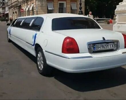 Белый Линкольн Таун Кар, объемом двигателя 4.6 л и пробегом 150 тыс. км за 10000 $, фото 7 на Automoto.ua