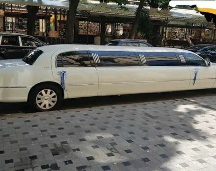 Белый Линкольн Таун Кар, объемом двигателя 4.6 л и пробегом 150 тыс. км за 10000 $, фото 6 на Automoto.ua