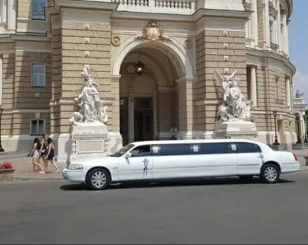 Белый Линкольн Таун Кар, объемом двигателя 4.6 л и пробегом 150 тыс. км за 10000 $, фото 4 на Automoto.ua