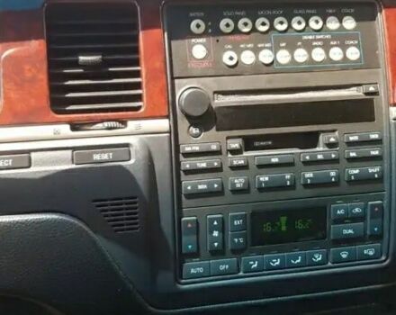 Белый Линкольн Таун Кар, объемом двигателя 4.6 л и пробегом 150 тыс. км за 10000 $, фото 12 на Automoto.ua