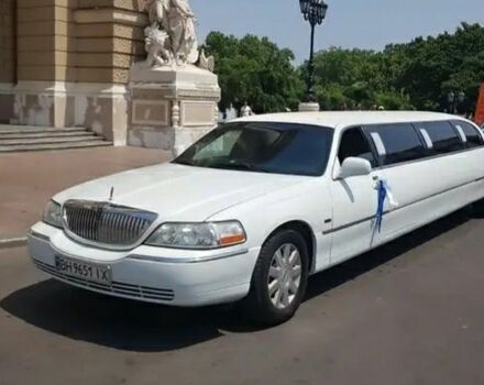 Белый Линкольн Таун Кар, объемом двигателя 4.6 л и пробегом 150 тыс. км за 10000 $, фото 1 на Automoto.ua