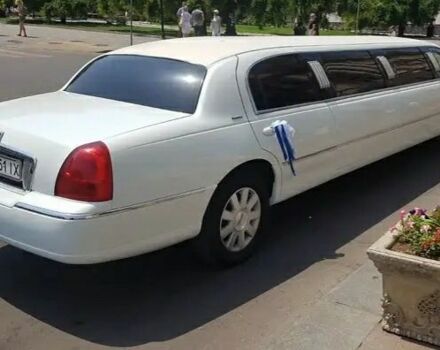 Белый Линкольн Таун Кар, объемом двигателя 4.6 л и пробегом 150 тыс. км за 10000 $, фото 3 на Automoto.ua