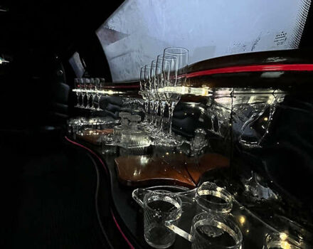 Белый Линкольн Таун Кар, объемом двигателя 4.6 л и пробегом 300 тыс. км за 10000 $, фото 26 на Automoto.ua