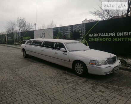 Білий Лінкольн Town Car, об'ємом двигуна 4.6 л та пробігом 300 тис. км за 10000 $, фото 10 на Automoto.ua