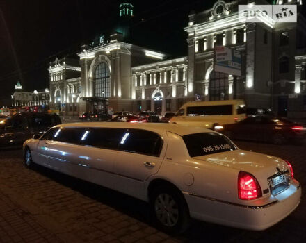 Білий Лінкольн Town Car, об'ємом двигуна 4.6 л та пробігом 300 тис. км за 10000 $, фото 19 на Automoto.ua