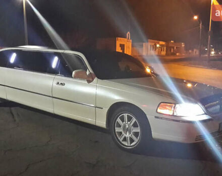 Белый Линкольн Таун Кар, объемом двигателя 4.6 л и пробегом 340 тыс. км за 9999 $, фото 6 на Automoto.ua