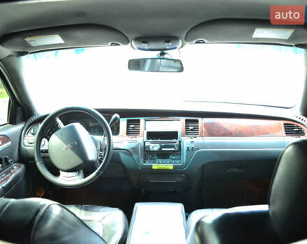 Белый Линкольн Таун Кар, объемом двигателя 4.6 л и пробегом 340 тыс. км за 9999 $, фото 8 на Automoto.ua