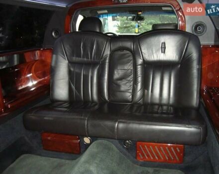 Белый Линкольн Таун Кар, объемом двигателя 4.6 л и пробегом 340 тыс. км за 9999 $, фото 2 на Automoto.ua