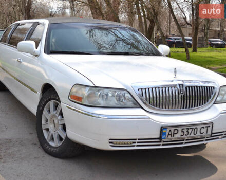 Белый Линкольн Таун Кар, объемом двигателя 4.6 л и пробегом 340 тыс. км за 9999 $, фото 5 на Automoto.ua