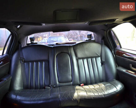 Белый Линкольн Таун Кар, объемом двигателя 4.6 л и пробегом 340 тыс. км за 9999 $, фото 9 на Automoto.ua