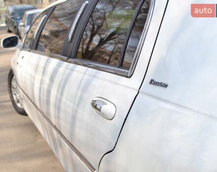 Белый Линкольн Таун Кар, объемом двигателя 4.6 л и пробегом 340 тыс. км за 9999 $, фото 3 на Automoto.ua