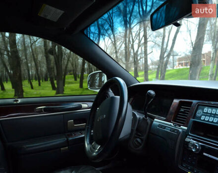 Белый Линкольн Таун Кар, объемом двигателя 4.6 л и пробегом 340 тыс. км за 9999 $, фото 1 на Automoto.ua