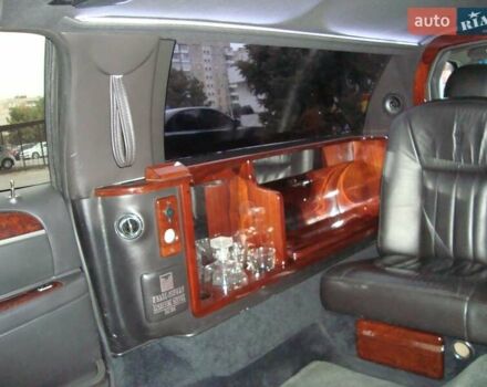 Белый Линкольн Таун Кар, объемом двигателя 4.6 л и пробегом 340 тыс. км за 9999 $, фото 4 на Automoto.ua