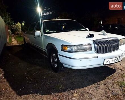 Белый Линкольн Таун Кар, объемом двигателя 4.6 л и пробегом 400 тыс. км за 11800 $, фото 6 на Automoto.ua