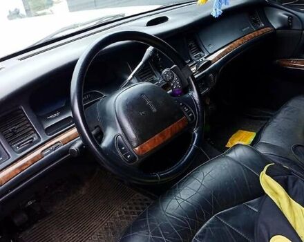 Белый Линкольн Таун Кар, объемом двигателя 4.6 л и пробегом 400 тыс. км за 11800 $, фото 3 на Automoto.ua