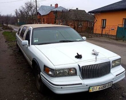Белый Линкольн Таун Кар, объемом двигателя 4.6 л и пробегом 400 тыс. км за 11800 $, фото 5 на Automoto.ua
