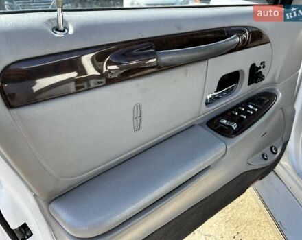 Білий Лінкольн Town Car, об'ємом двигуна 4.6 л та пробігом 150 тис. км за 16999 $, фото 28 на Automoto.ua