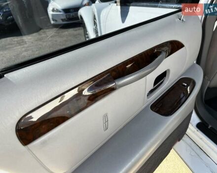 Білий Лінкольн Town Car, об'ємом двигуна 4.6 л та пробігом 150 тис. км за 16999 $, фото 17 на Automoto.ua
