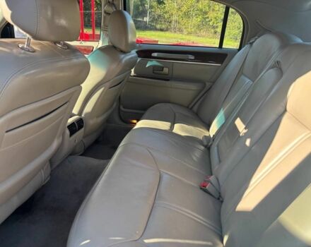 Белый Линкольн Таун Кар, объемом двигателя 4 л и пробегом 110 тыс. км за 6500 $, фото 3 на Automoto.ua