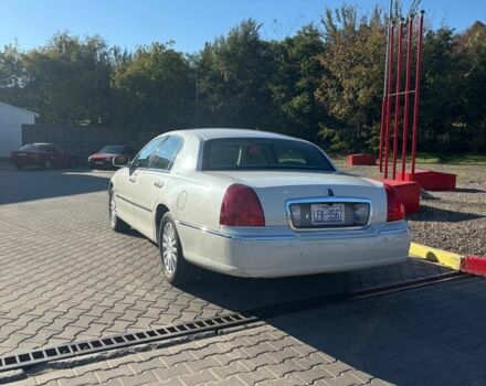 Белый Линкольн Таун Кар, объемом двигателя 4 л и пробегом 110 тыс. км за 6500 $, фото 1 на Automoto.ua