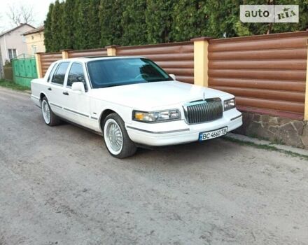 Білий Лінкольн Town Car, об'ємом двигуна 4.6 л та пробігом 108 тис. км за 7900 $, фото 1 на Automoto.ua