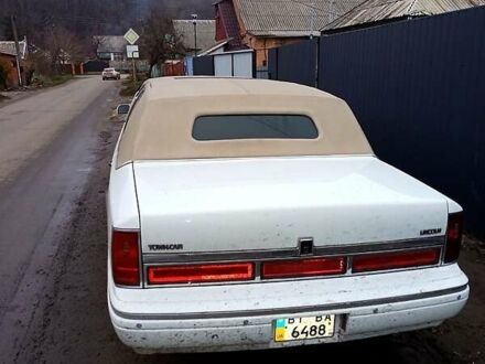 Белый Линкольн Таун Кар, объемом двигателя 4.6 л и пробегом 400 тыс. км за 11800 $, фото 1 на Automoto.ua