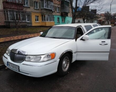 Білий Лінкольн Town Car, об'ємом двигуна 4.6 л та пробігом 126 тис. км за 3800 $, фото 1 на Automoto.ua